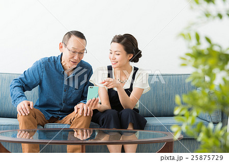 シニア男性と若い女性(スマートフォン) シニア男性と若い女性(スマートフォン) 25875729