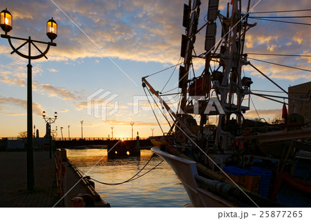 幣舞橋の日の出とサンマ漁船 25877265