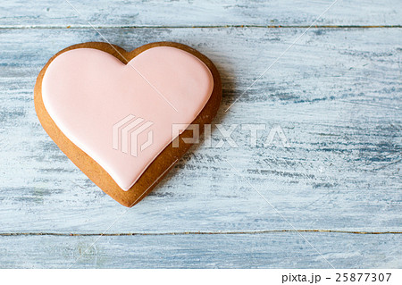 Cookie in shape of heart. 25877307