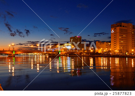 夕焼けの幣舞橋とイルミネーション 25877823