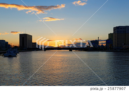 秋の釧路港の夕日と幣舞橋 25877907