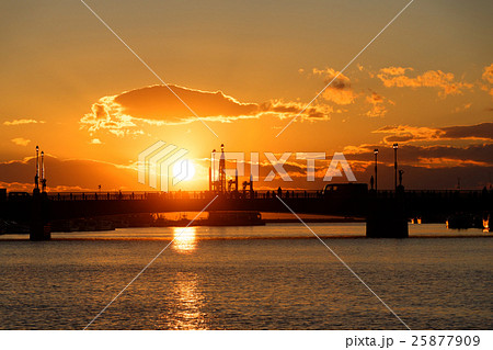 秋の釧路港の夕日と幣舞橋 25877909