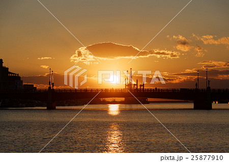 秋の釧路港の夕日と幣舞橋の写真素材