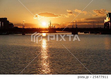 秋の釧路港の夕日と幣舞橋の写真素材