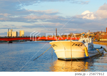 夕暮れ時の漁船とカモメ 夕暮れ時の漁船とカモメ 25877912