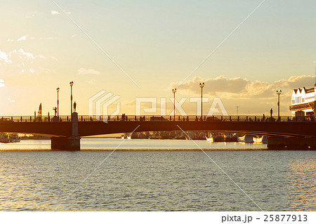 夕暮れの幣舞橋 25877913
