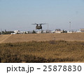 千葉県船橋市の習志野駐屯地で新春に行われる降下訓練始めで飛行する大型輸送用ヘリコプター 25878830