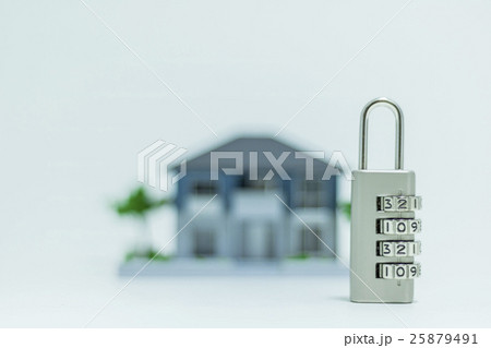 住宅ミニチュアとナンバー式南京錠 25879491