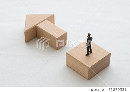 矢印とビジネスマン 25879521