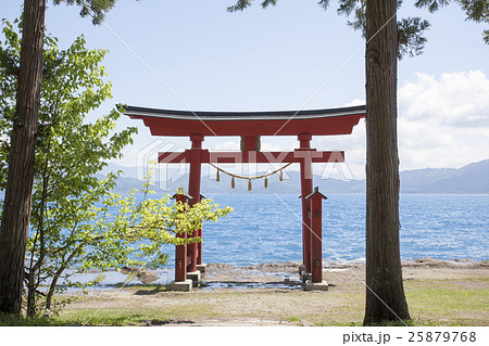 秋田県仙北市 田沢湖と御座石神社鳥居の写真素材
