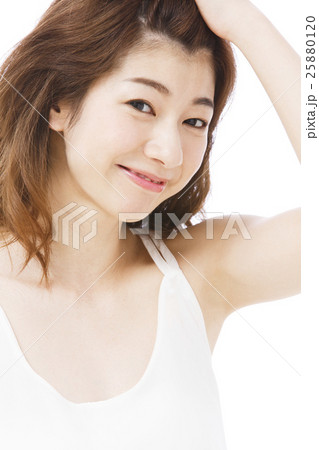 ビューティー　ヘアケア　女性　美髪　育毛　スキンケア　ビューティ　若い女性　笑顔　ボディケア 25880120
