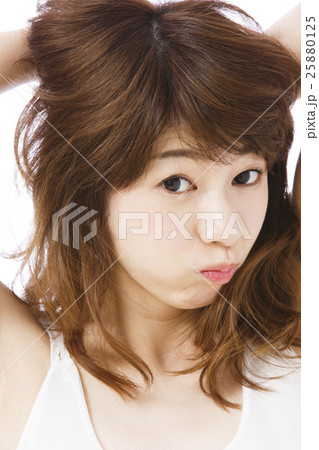 ビューティー　ヘアケア　女性　美髪　育毛　スキンケア　ビューティ　若い女性　笑顔　ボディケア 25880125