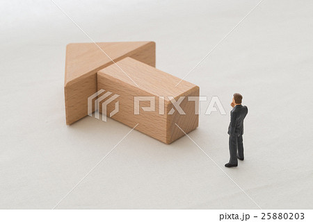 矢印とビジネスマン 矢印とビジネスマン 25880203