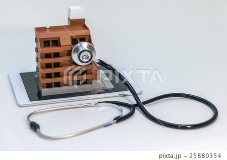 タブレットの上のマンションと聴診器（ホームインスペクション） 25880354