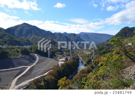八ツ場ダム建設現場と稜線 八ツ場ダム建設現場と稜線 25881749