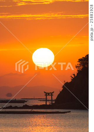 鳥居のある島と昇る朝日 25881928
