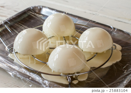 Desserts with liquid frosting. 25883104