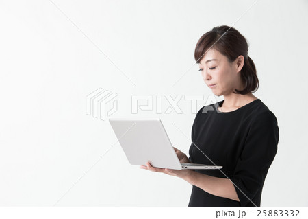礼服のミドル女性・白バック 25883332