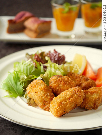 牡蠣フライとデザート 黒背景 牡蠣フライとデザート 黒背景 25884013