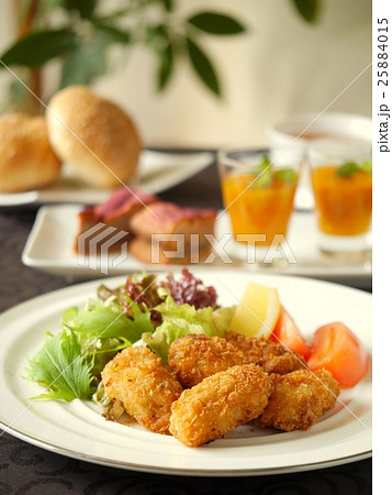 カキフライとデザートのランチ 黒背景 カキフライとデザートのランチ 黒背景 25884015