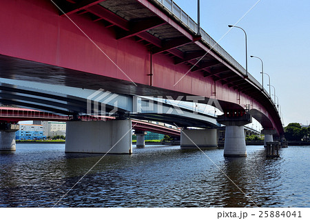 大井ふ頭と京浜島間に架かる京浜大橋 25884041