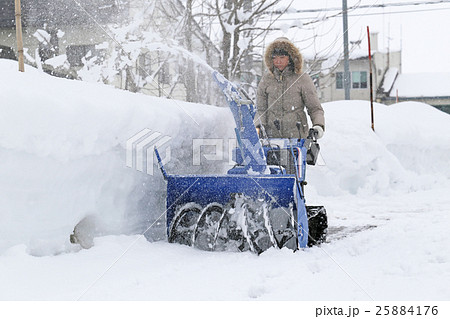 除雪する女性 除雪する女性 25884176