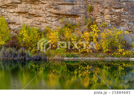 Mountain lake in autumn forest Mountain lake in autumn forest 25884685