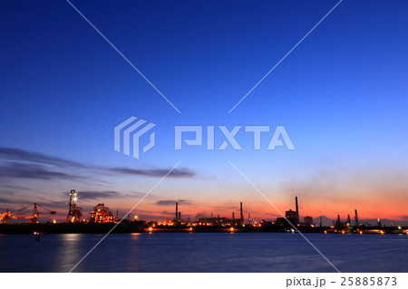 工場地帯にトワイライトシャワーが降り注ぐ 25885873