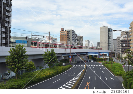 立会川・大森海岸駅間を走る京急電車 25886162