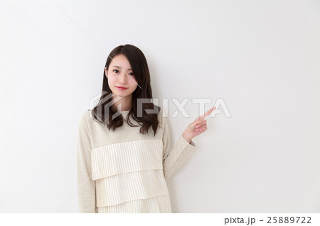 指差す女性(左手人差し指) 指差す女性(左手人差し指) 25889722
