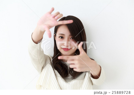 指で作った枠から顔が見える女性 25889728