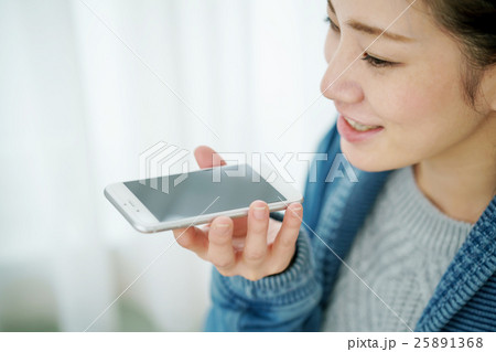 音声入力・スマートフォン・女性 25891368