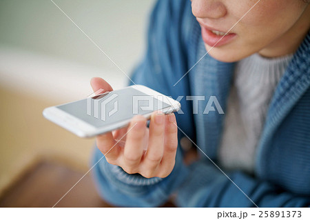 音声入力・スマートフォン・女性 音声入力・スマートフォン・女性 25891373