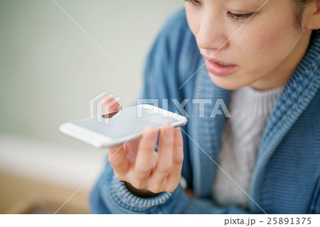 音声入力・スマートフォン・女性 25891375