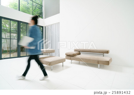 ライフスタイル・リビング・歩く女性 ライフスタイル・リビング・歩く女性 25891432