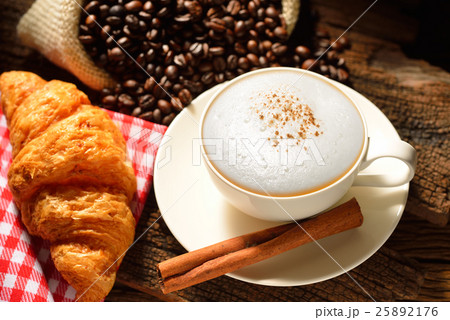 Coffee cup and coffee beans on wooden background 25892176