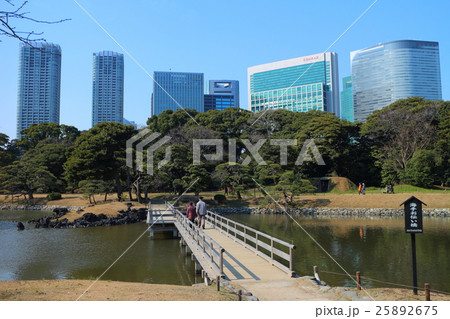 浜離宮恩賜庭園と汐留高層ビル群 25892675