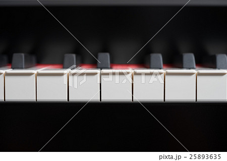 Black piano close-up 25893635