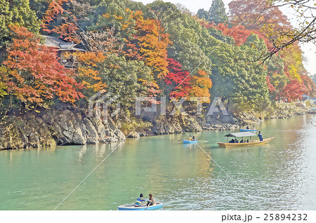 京都嵐山紅葉のイラスト素材