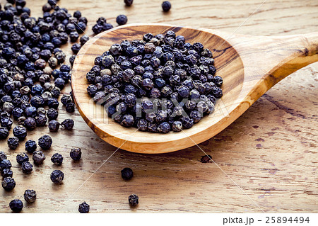 Closeup black pepper in wooden spoon . Closeup black pepper in wooden spoon . 25894494