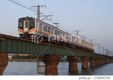 信濃川橋梁を渡る越後線E129系 25894530