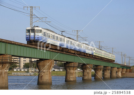 信濃川橋梁を渡る越後線115系6両 25894538