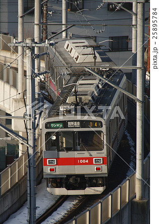 冬の上田駅市街を行く上田電鉄別所線 25895784