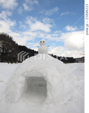かまくらと雪だるま かまくらと雪だるま 25896225