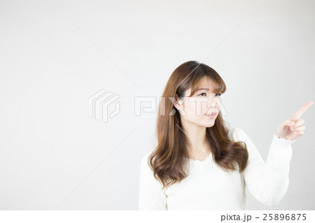 カジュアルポートレート・白バック カジュアルポートレート・白バック 25896875
