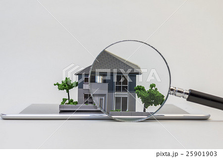 タブレットの上の住宅と虫眼鏡（ホームインスペクション） 25901903