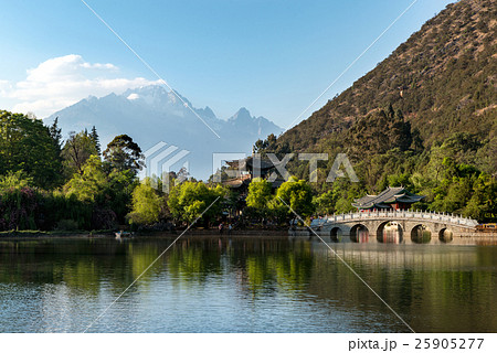 Lijiang old town scene at Black Dragon Pool Park  25905277