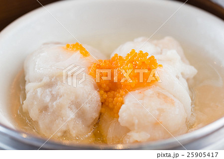 Steamed pork and shrimp dumplings with crab roe. 25905417