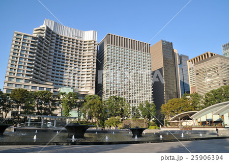 丸の内ビル群と噴水公園 丸の内ビル群と噴水公園 25906394
