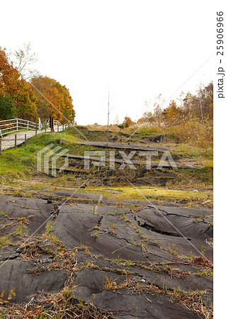 町道を横切った断層・洞爺湖有珠山ジオパーク 町道を横切った断層・洞爺湖有珠山ジオパーク 25906966
